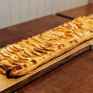 Plancha de hojaldre con crema pastelera y manzana en sitges i vilanova