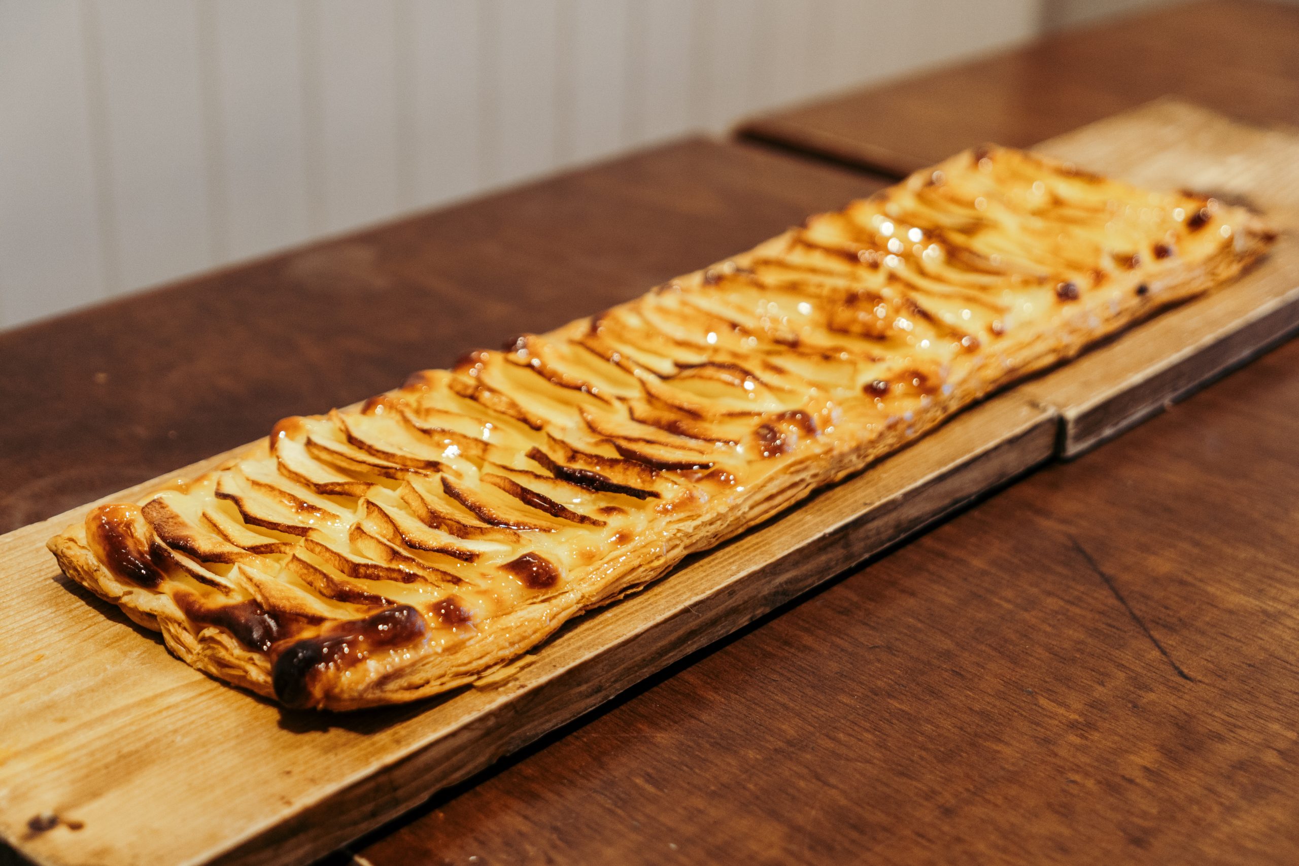 Plancha de hojaldre con crema pastelera y manzana en sitges i vilanova