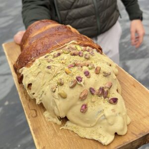 Nuestros productos croissant xxl de pistacho en catering simpatic