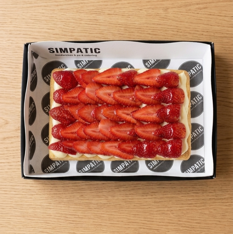 Plancha de hojaldre con crema pastelera y fresas — porción individual.
